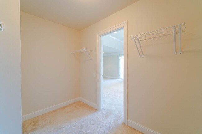 Building Photo - Gorgeous 3 Level Townhome