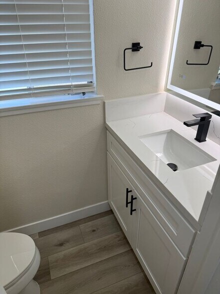 Building Photo - 340 E Shamrock St