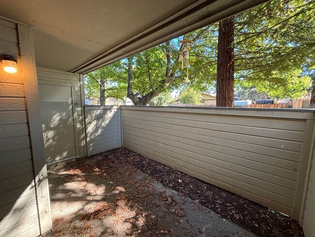 Building Photo - Rosemont Condo - Spacious & Updated 2-Bed, 1-Bath Condo with In-Unit Laundry!