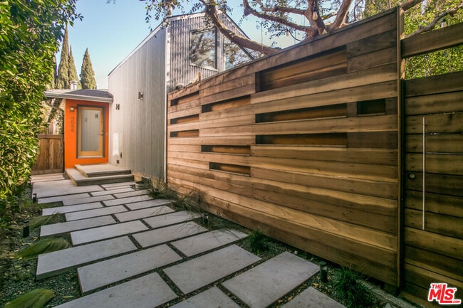 Building Photo - 4088 Redwood Ave