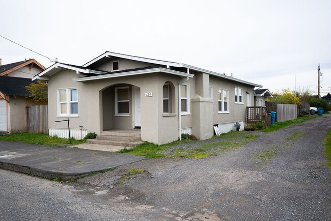 Building Photo - Charming Bungalow in Henderson Center!