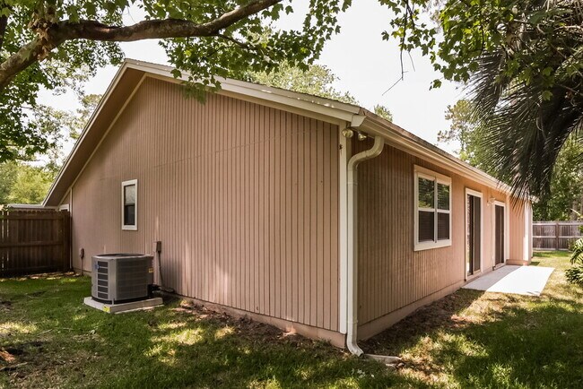 Building Photo - 10533 Docksider Dr E