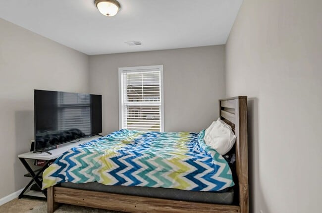 Building Photo - Spacious 5-Bedroom, 3-Bath Home with Modern Features in Elgin!