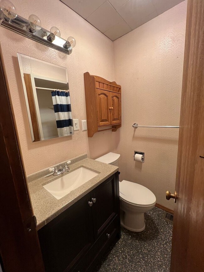 Building Photo - Charming home in a great neighborhood