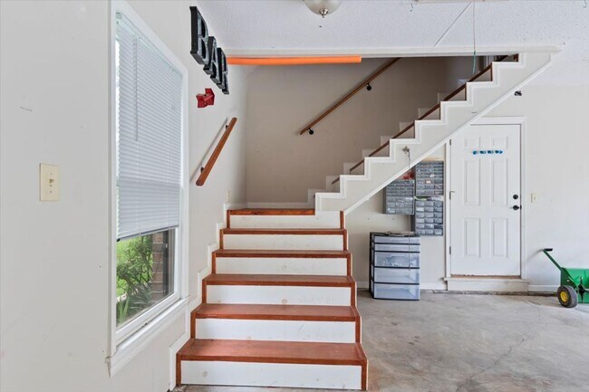 Building Photo - Stunning 3 bed 2.5 bath home in Cove Creek subdivision!