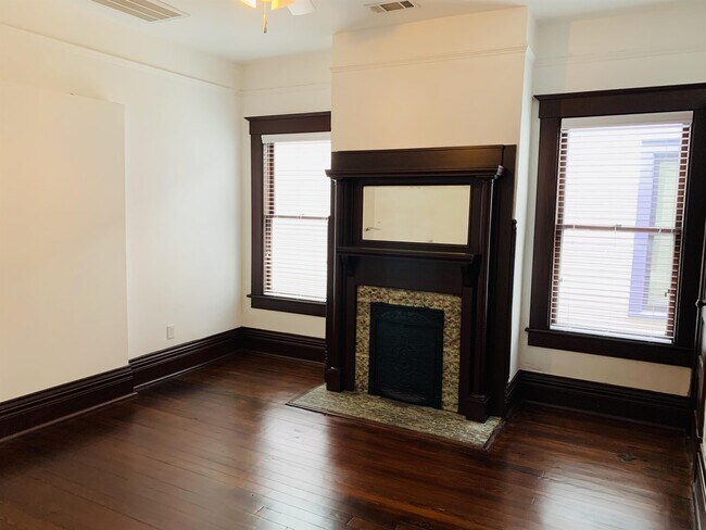 Building Photo - 19 E 40th St