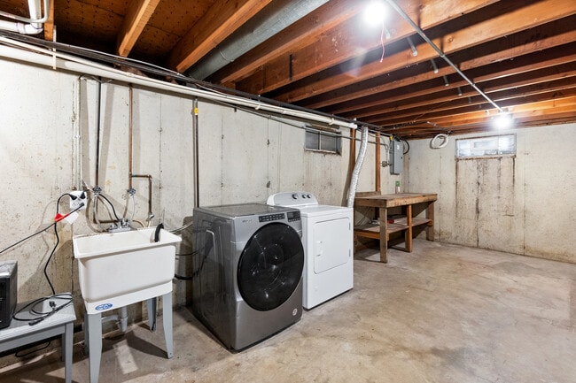Building Photo - 815 Bronk Rd