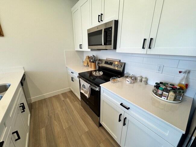 Building Photo - 3 Bed Condo In Desert Color!