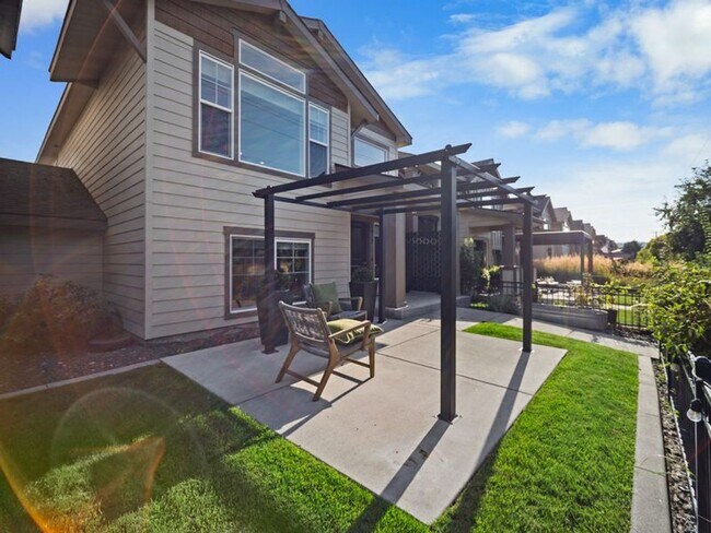Building Photo - Desirable Kendall Yards Townhouse – Modern Living Near Downtown Spokane (Furnished)
