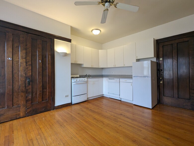 Building Photo - 812 W Waveland Ave