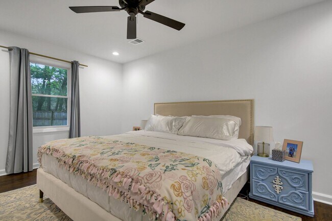Building Photo - Beautifully Renovated West Ashley Home