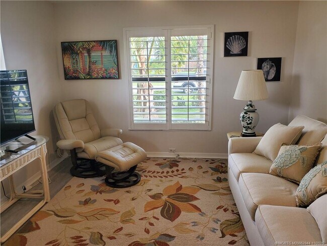 Building Photo - 590 NE Lima Vias