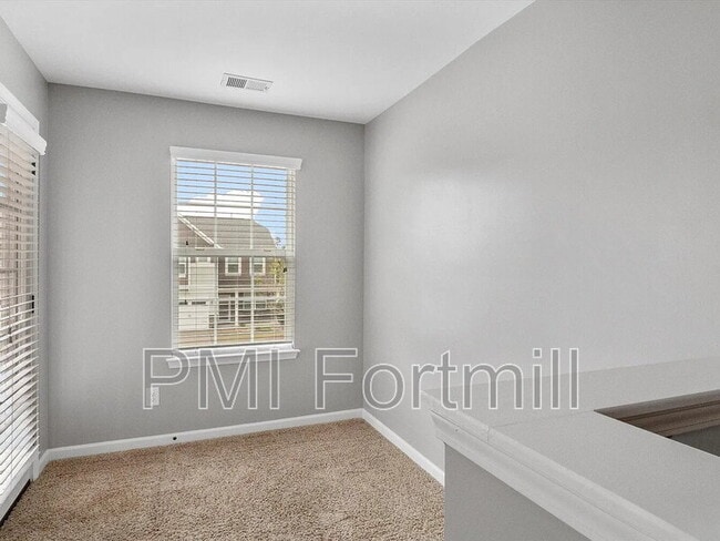Building Photo - 5045 Fenwick Ct
