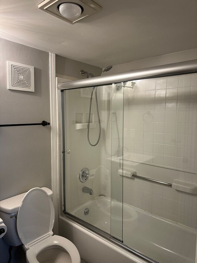 Building Photo - Evian Tower Condominium: 1BD/1BA and comes with assigned parking space. AVAILABLE NOW 2/1/24