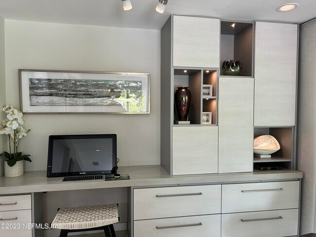 Building Photo - 937 Espinado Ave