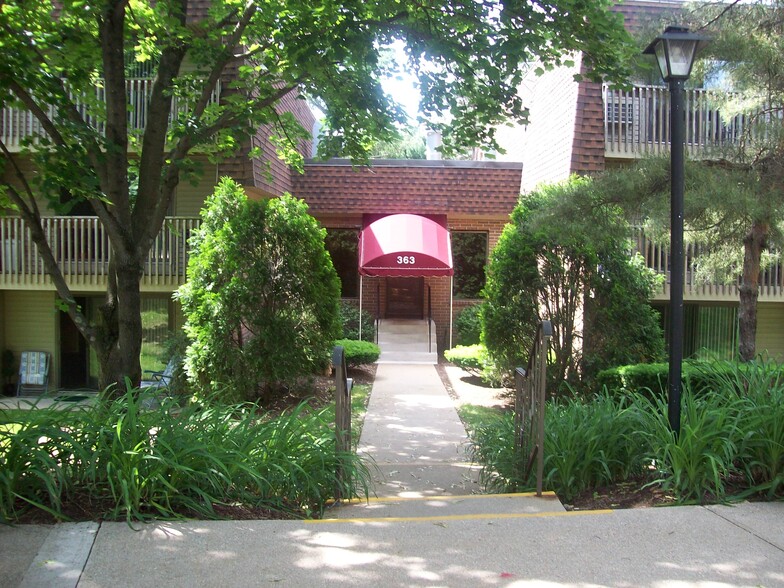 Building Photo - Bainbridge Apartment Homes