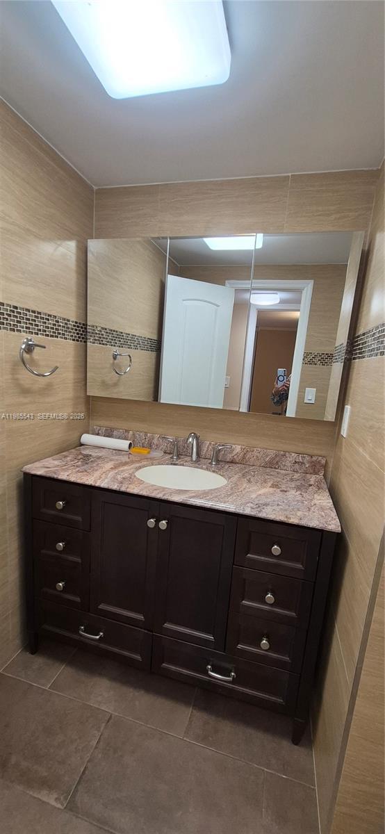 Building Photo - 14401 N Kendall Dr