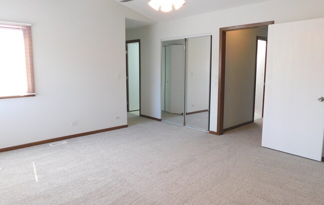Building Photo - 1645 Hilton Head Dr