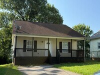 Building Photo - Charming 3 bedroom 2 bath bungalow- brand new refrigerator!