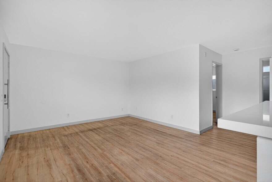 Building Photo - 921 Alamitos Ave