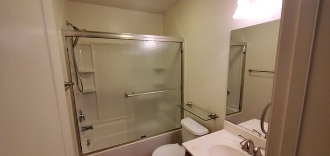 Building Photo - 2 Bed, 2 Bath located within Point Loma an...