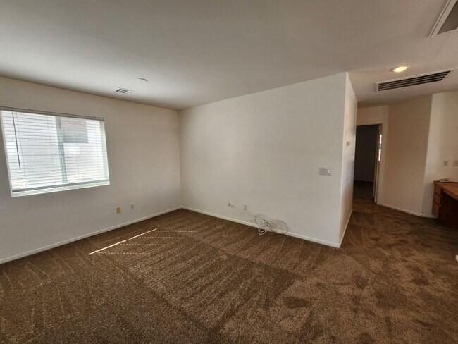 Building Photo - Stunning Five Bedroom home in Shadow Hills.