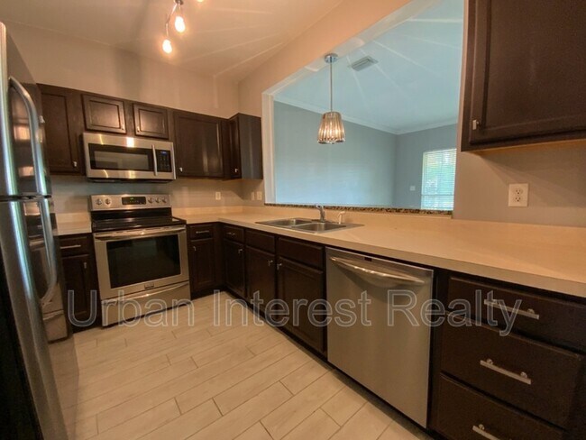 Building Photo - 421 Twin Lakes Ln