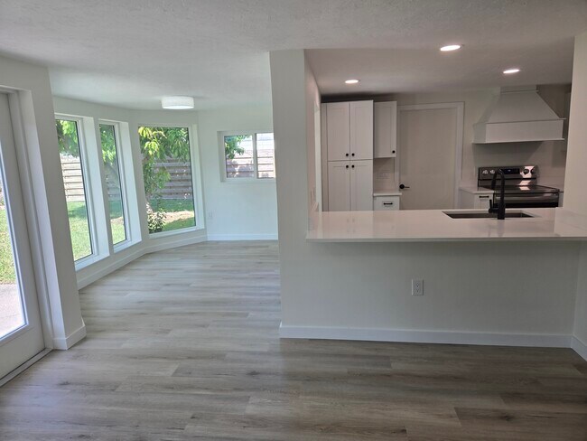 Building Photo - 3442 Fairview Dr