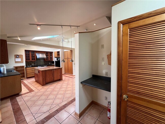 Building Photo - 340 Campbell Rd