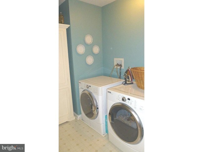 Building Photo - 209 Creekside Dr