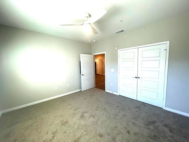 Building Photo - 300 Willow Grv Wy