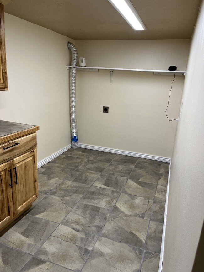 Building Photo - 1517 Falcon Ln