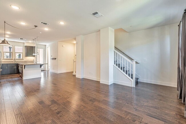 Building Photo - 457 Diller St