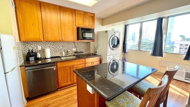 Building Photo - FULLY FURNISHED STUDIO IN KING MANOR! CLOS...