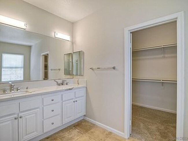 Building Photo - Stylish Torrey Santa Fe Living – 4 Bed, 2....