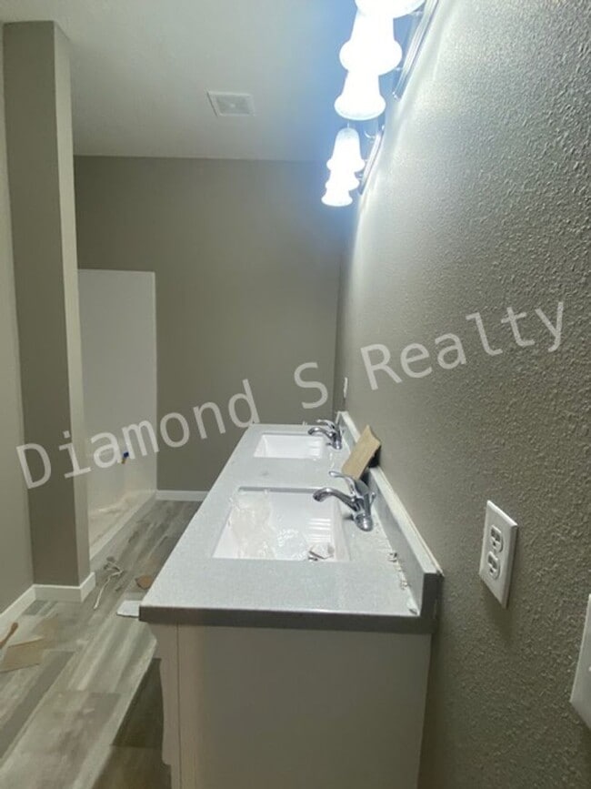 Building Photo - Gorgeous 4 Bedroom Ozark House Coming Earl...