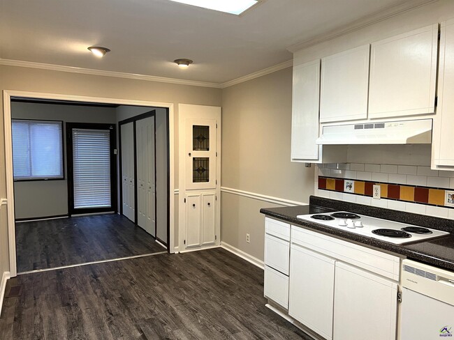 Building Photo - 122 N Springs Ct