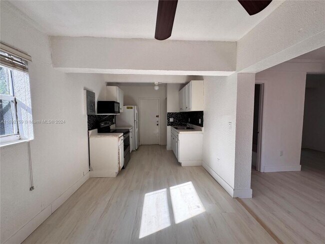 Building Photo - 2 bedroom in Dania FL 33004