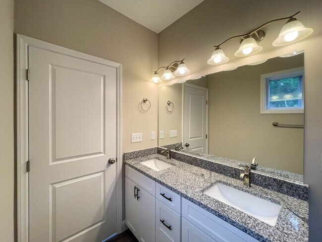 Building Photo - 5 Lofty Vw