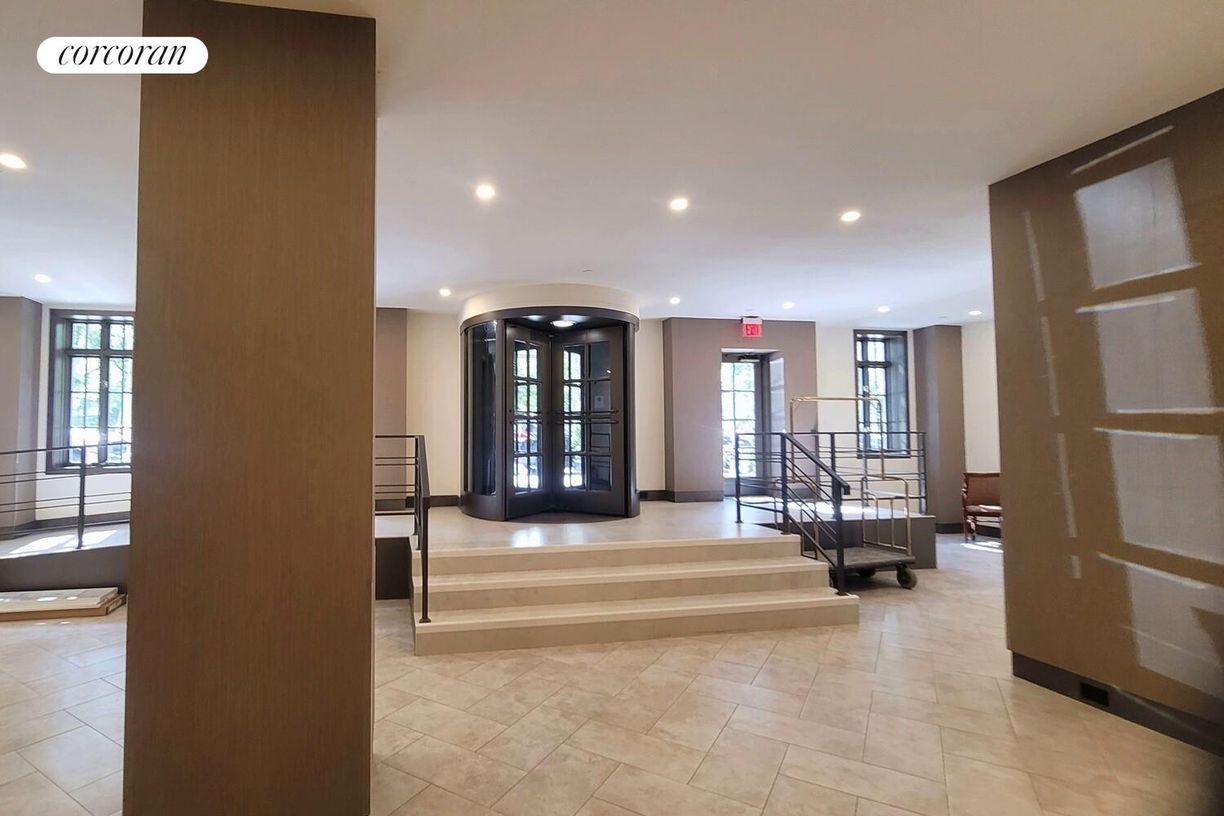 Building Photo - 45 W 81st St