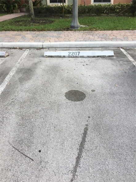 Building Photo - 962 SW 143rd Ave