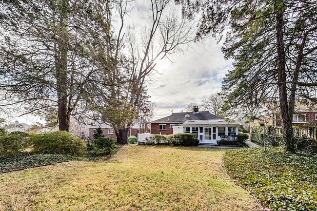 Building Photo - Spacious 3BR/2BA Rambler with Heated Sun-room and Slate Patio!