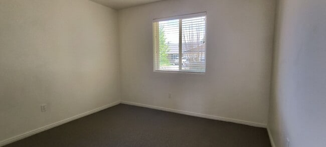 Building Photo - 3 bedroom 2 bath duplex in lamplight by Iron Springs Elementary, 2 car garage!