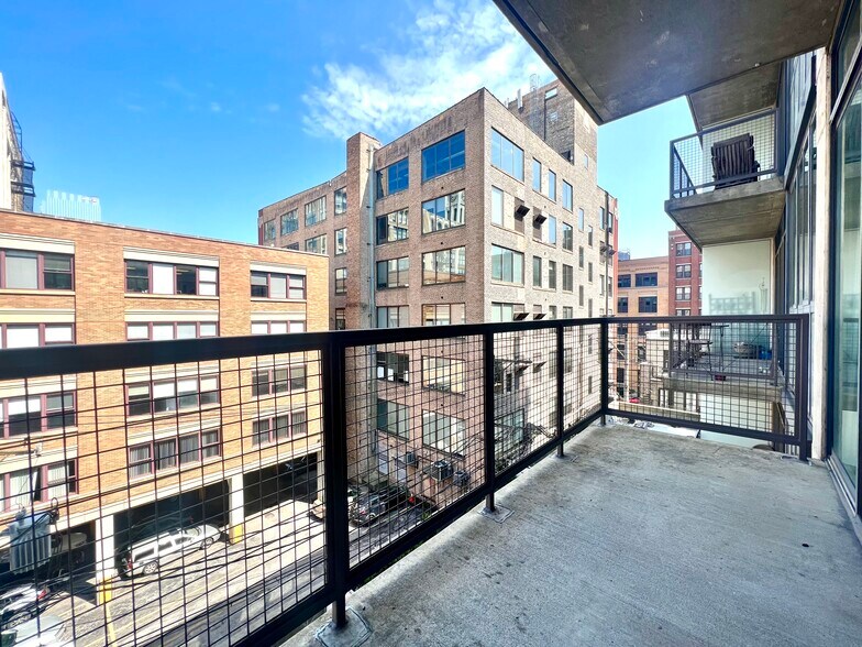 Building Photo - 321 S Sangamon St