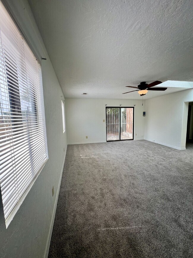 Building Photo - 2 bedroom / 1 bath close to KAFB and I-25 Move-in Special!