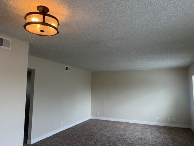 Building Photo - REMODELED 2 BED UNIT W/ GARAGE! $500 OFF FIRST MONTH'S RENT!!