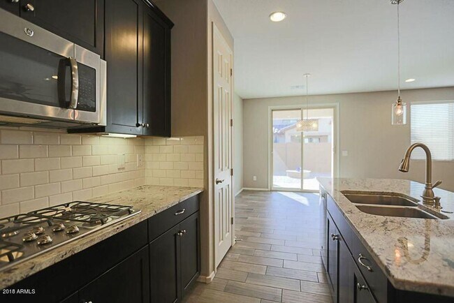 Building Photo - Stunning 3 bedroom plus Den with 2.5 bathrooms. Come, show & rent today!!!  End property!!!  Good...