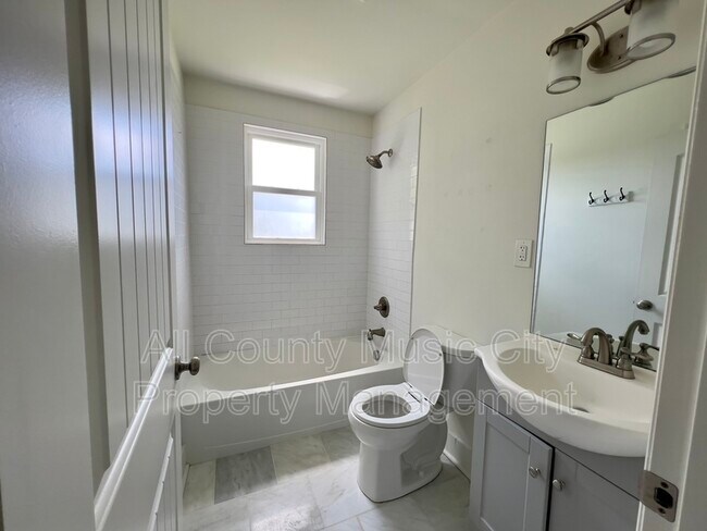 Building Photo - 1013 Chadwell Dr