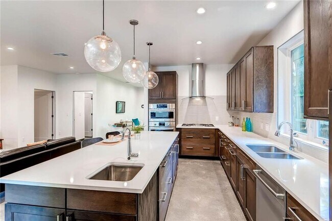 Building Photo - Luxurious 4-bedroom Townhome