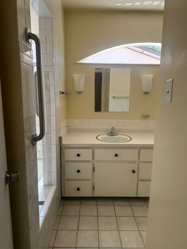 Building Photo - Beautiful 2 bed 1 bath in Rio Rancho